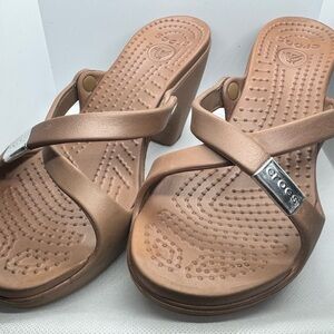 Crocs Cypress IV Tan Sandals Women’s Size 6